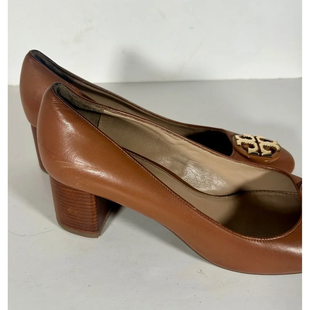 Tory Burch Claire Tan Leather Block Heel Logo Medallion Pumps 8.5M